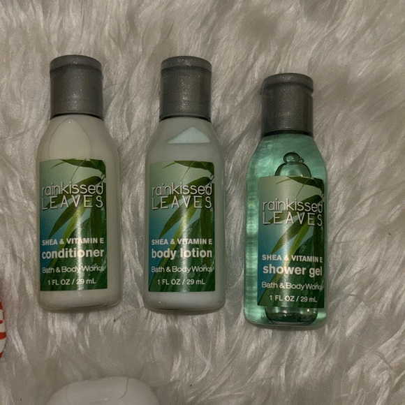 Bath & Body Works Bundle 💛 - 1 cosmetic bag & 5 products - Picture 2 of 3